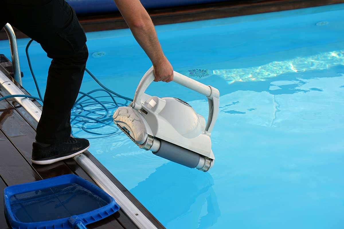 Ventajas de los limpiafondos eléctricos: la solución eficiente para mantener tu piscina limpia